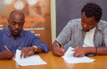 MODIGI – Mbenga Assinatura de acordo entre a Modigi e o Mbenga. Paulo Chibanga e Leonel Matusse Jr. Fotografias de Júlio Marcos.